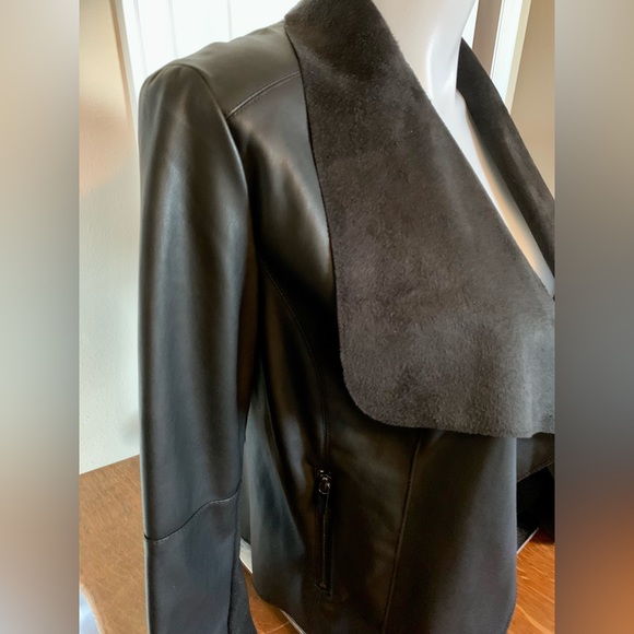 LN VERSATILE JACKET W/DRAPE DETAILING. OPEN FRONT, FRONT ZIP POCKETS, CUTE💞💞 - Picture 4 of 15